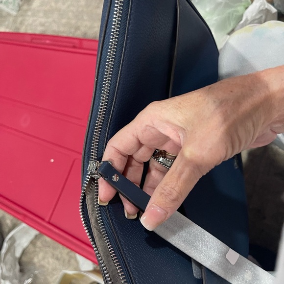 Navy blue NWT MICHAEL KORS PURSE🎁🎁🎁🎁medium to large size, super roomy and cute. - Picture 8 of 9